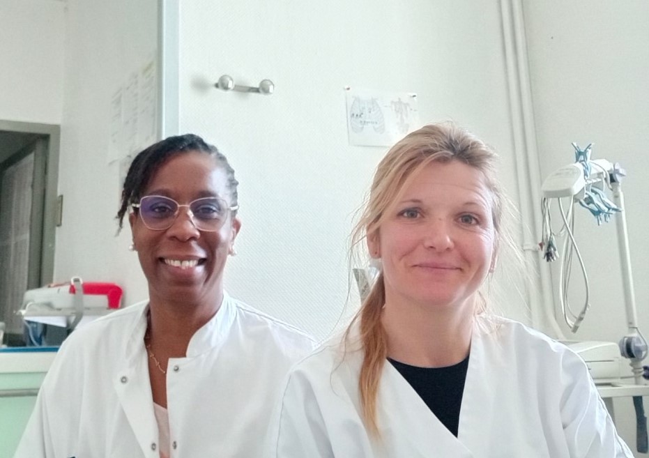 Photo de Sylvia et Virginie deux infirmières dans une salle de soins au sein du centre hospitalier Henri Guérin lors de la première session des stages croisés d'immersion